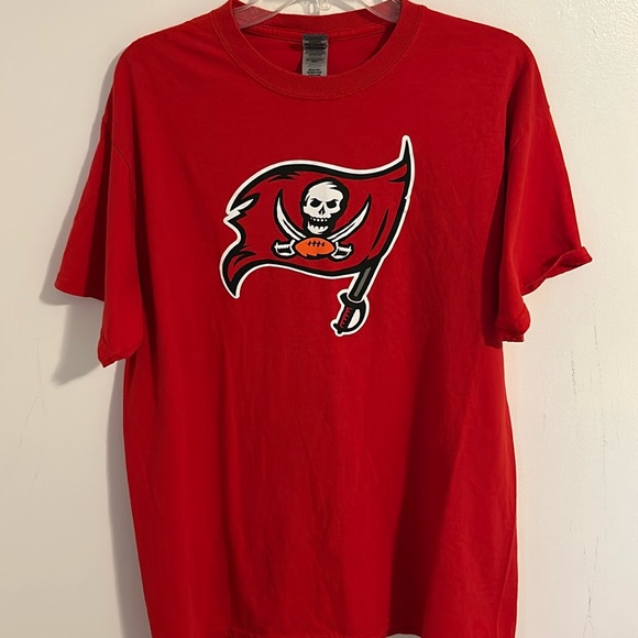Gildan Other - Tampa Bay Buccaneers Graphic Logo Buccaneer Red Gildan T-Shirt Size L